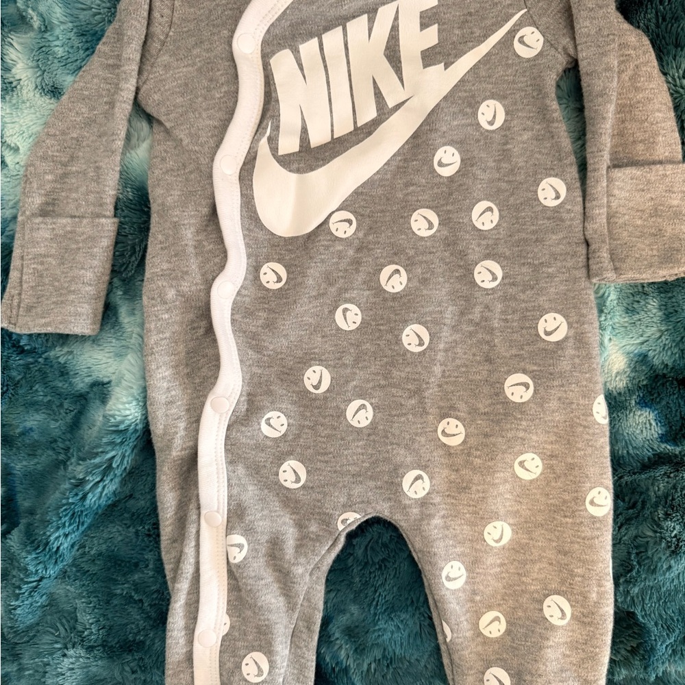 Nike Gray Smiley Kids Footie